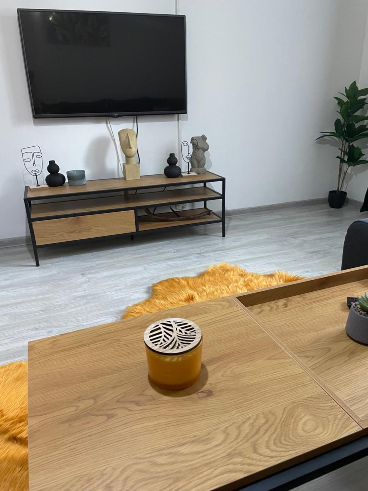 Londof Apartments- New Center Apartment *